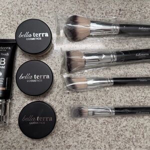 Bella Terra Makeup and Brush Bundle - Never Used